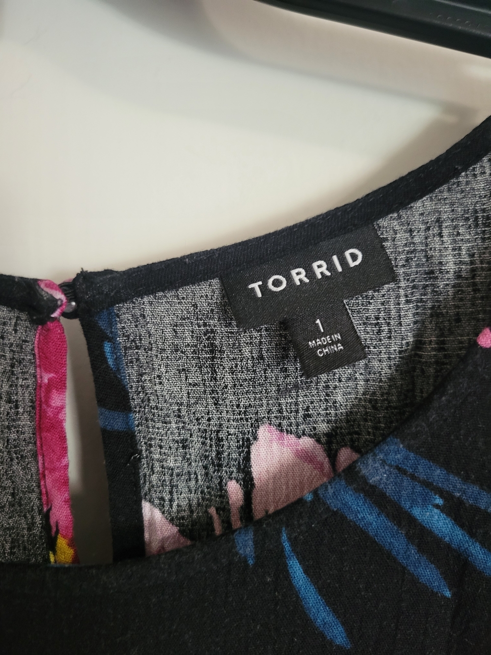 Womens Torrid Floral Tunic Short Sleeve Black EUC Babydoll Rayon Size 1 - Picture 5 of 8
